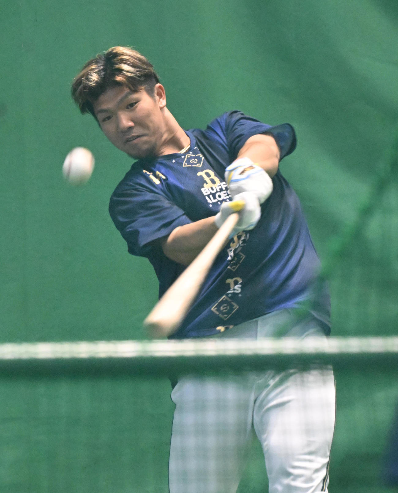 打撃練習で汗を流すオリックス頓宮（撮影・和賀正仁）