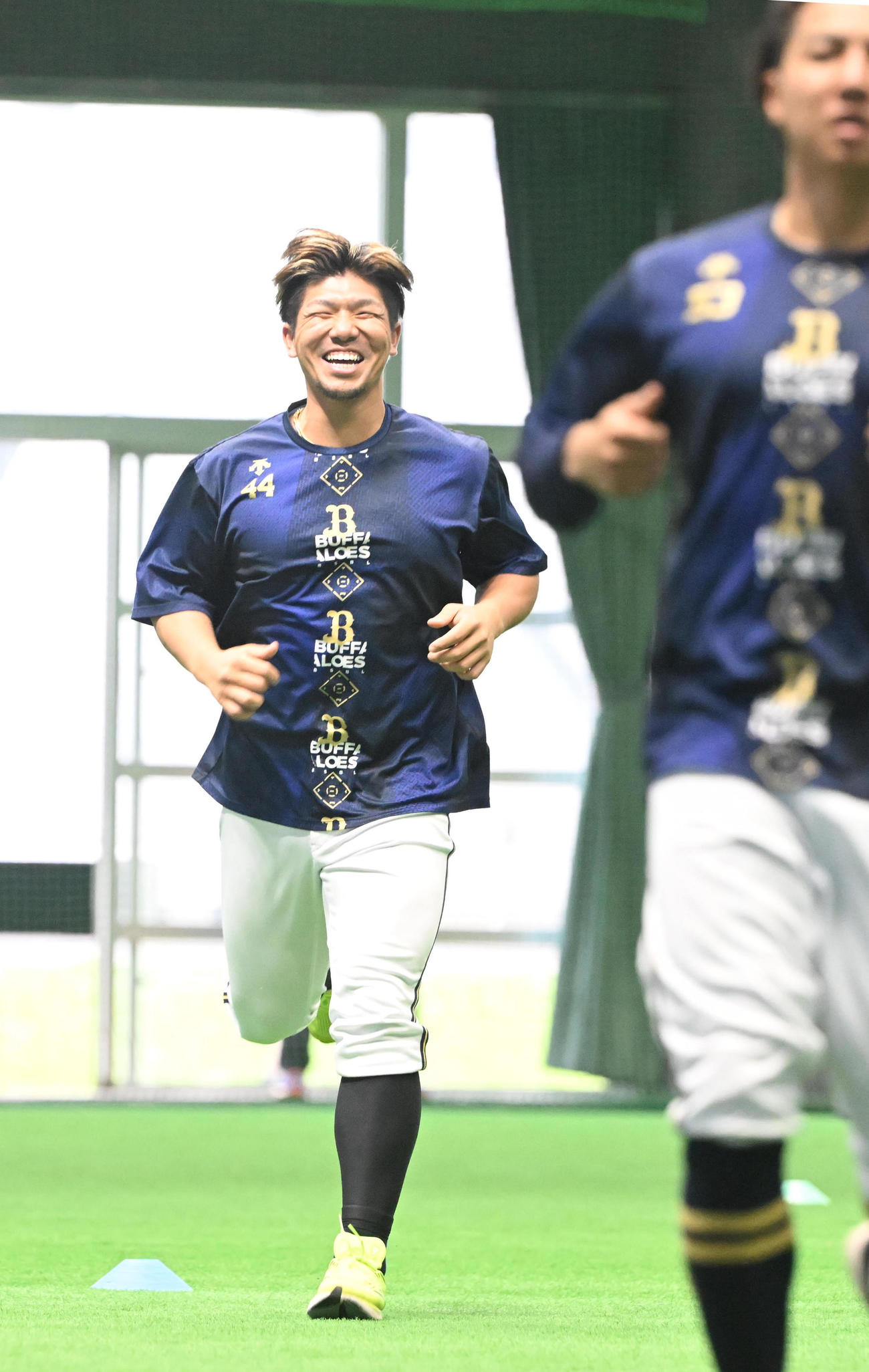 笑顔でウオームアップするオリックス頓宮（撮影・和賀正仁）