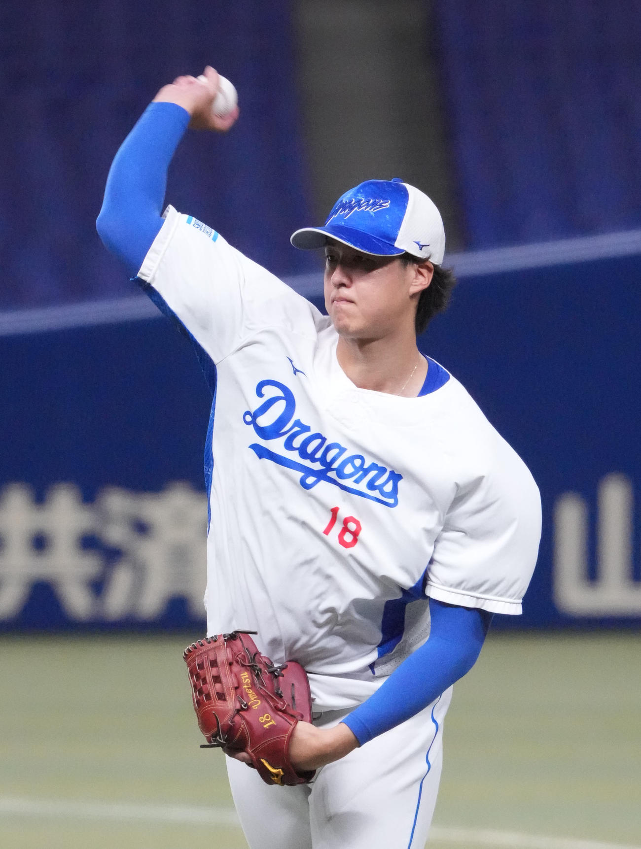 キャッチボールをする梅津（撮影・森本幸一）