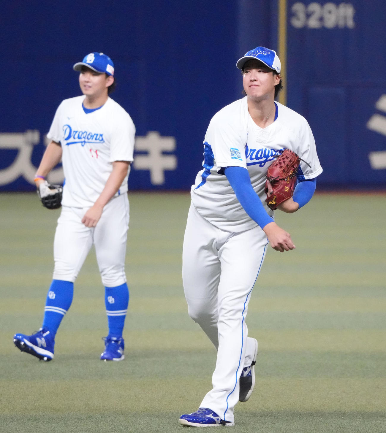 キャッチボールをする梅津（右）左は小笠原（撮影・森本幸一）