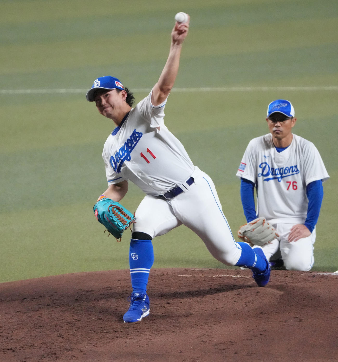 マウンドから投球練習をする小笠原（左）右は大塚投手コーチ（撮影・森本幸一）
