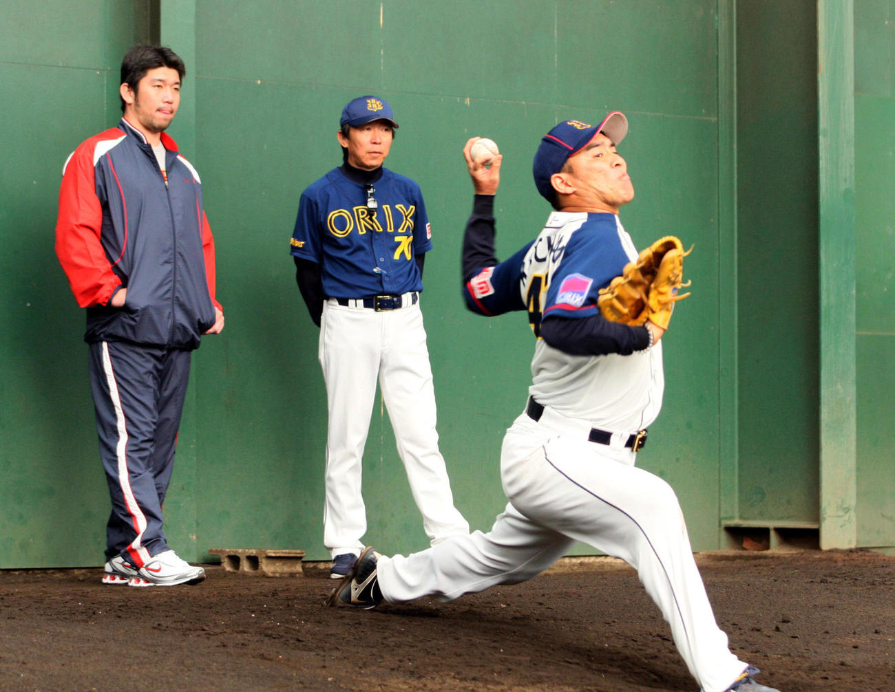 2008年オリックス秋季キャンプ　野茂英雄臨時コーチ（左）の指導を受けたチェンジアップ気味のフォークを試す菊地原毅。中央は清川栄治コーチ