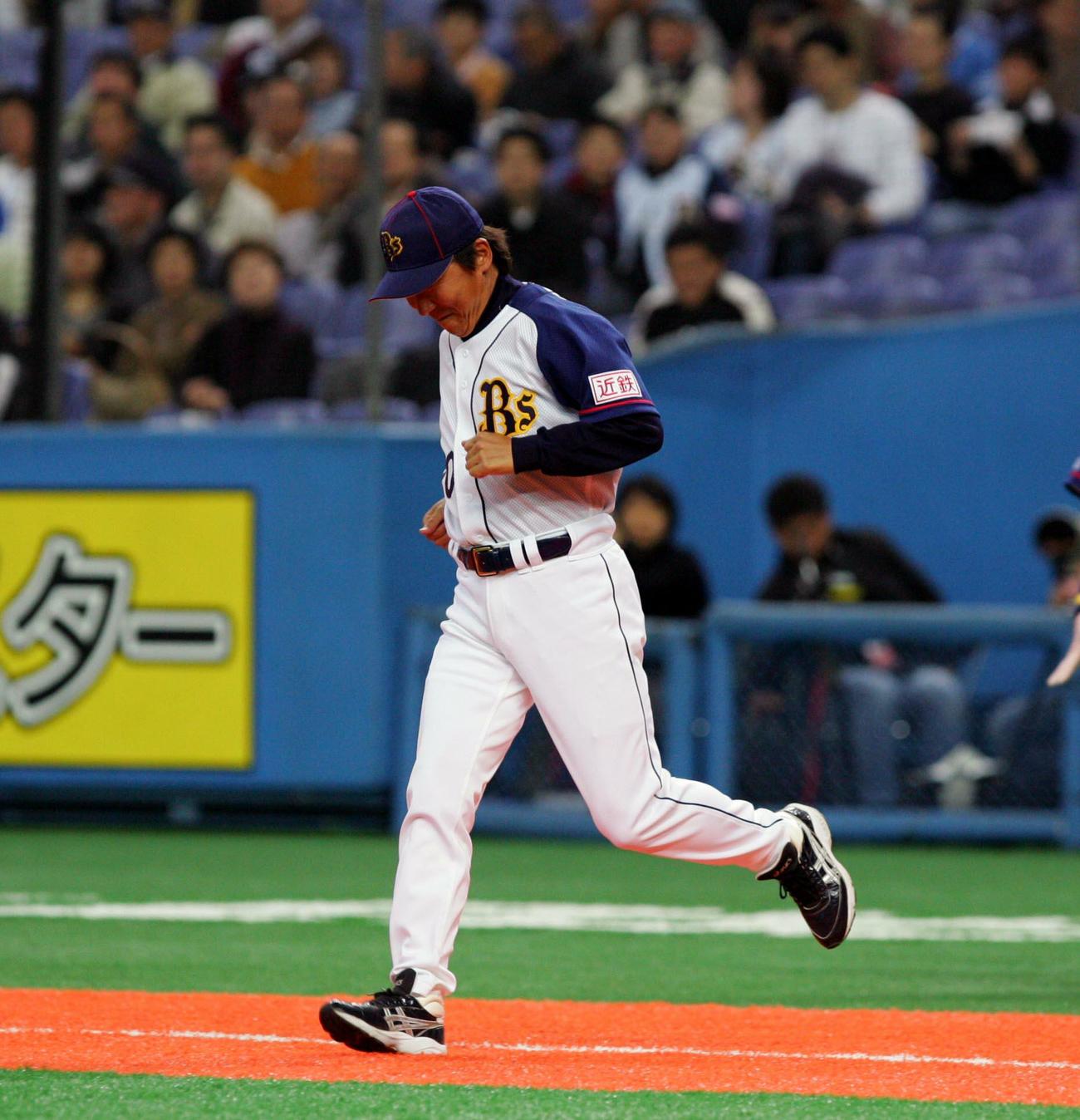 2007年オープン戦　オリックス対阪神3回戦　試合前に行われた新入団選手紹介で16名が入場するが、一塁線を越える所でみなコケるパフォーマンス。14番手の清川栄治コーチはさすがに照れくさそうな笑みで通過