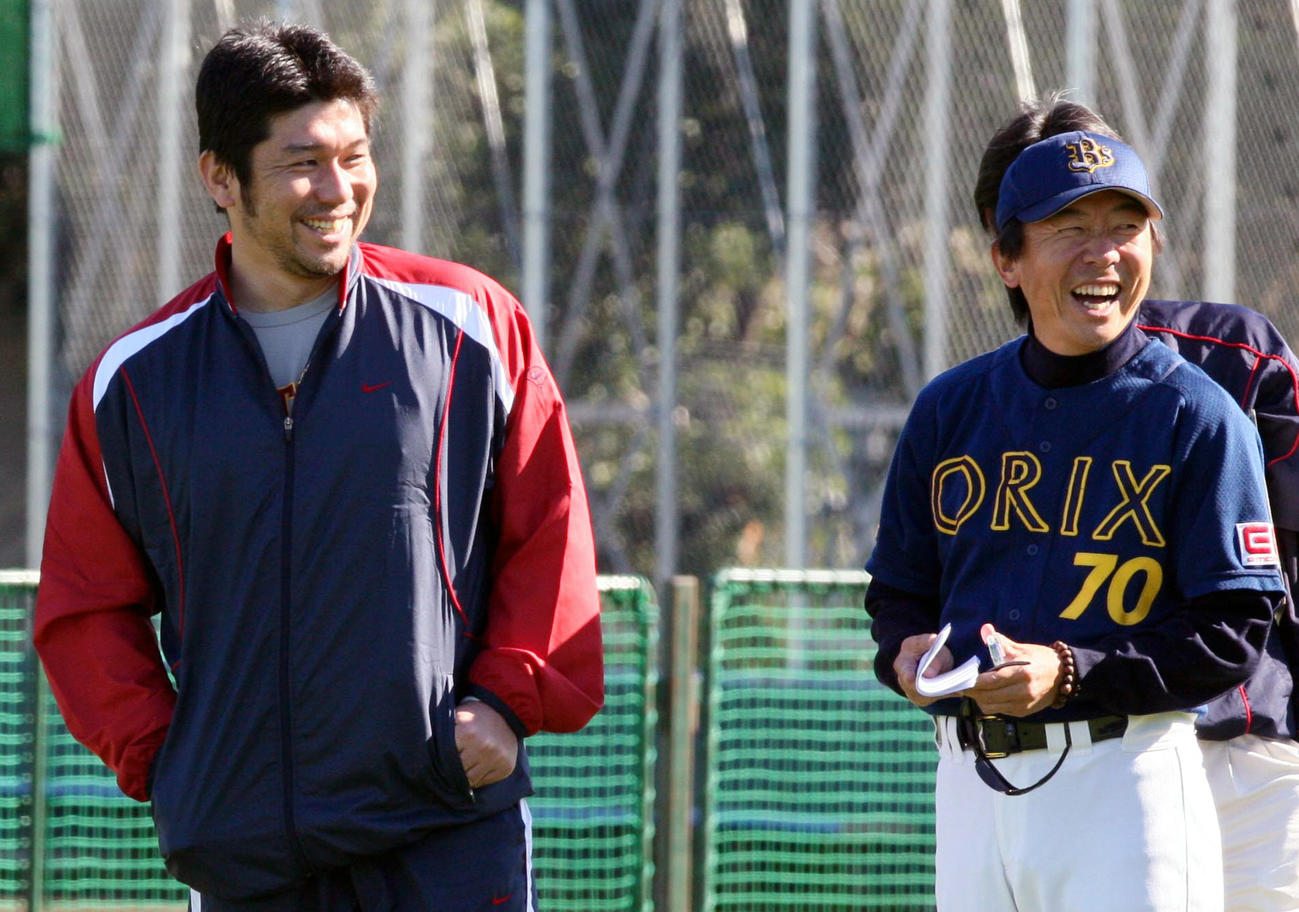 2008年11月13日、2008年オリックス秋季練習　野茂英雄臨時コーチ（左）は清川栄治コーチと笑顔を見せる