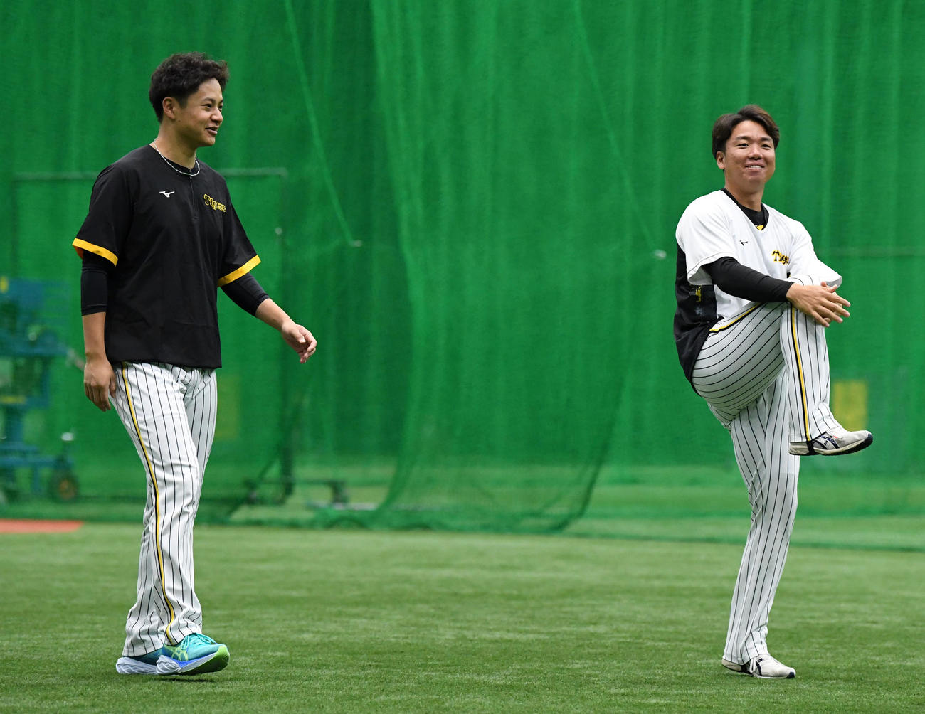 笑顔で練習を行う大竹（左）と村上（撮影・前岡正明）