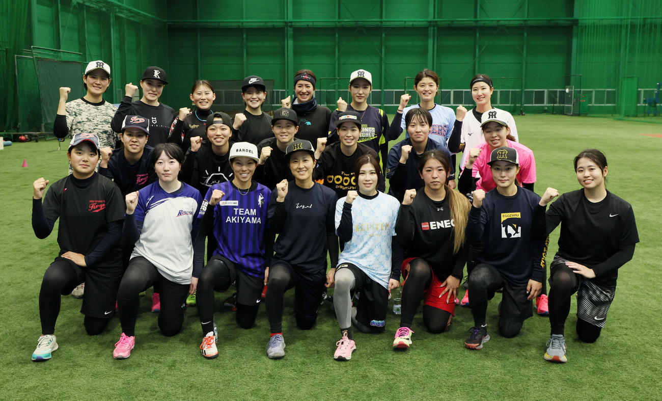 タイガースWomanが始動開始し記念写真に納まるナインたち（2024年1月20日撮影）