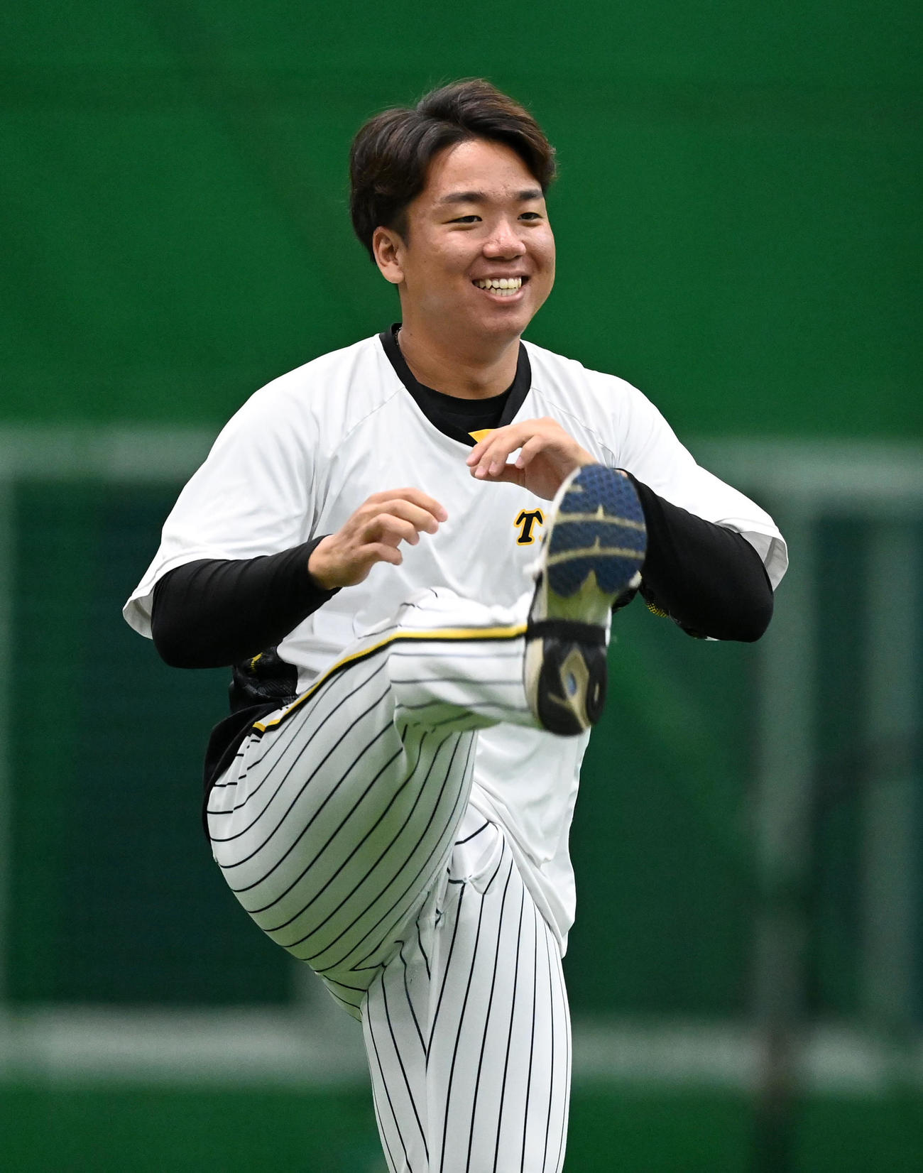 笑顔で練習を行う村上（撮影・前岡正明）
