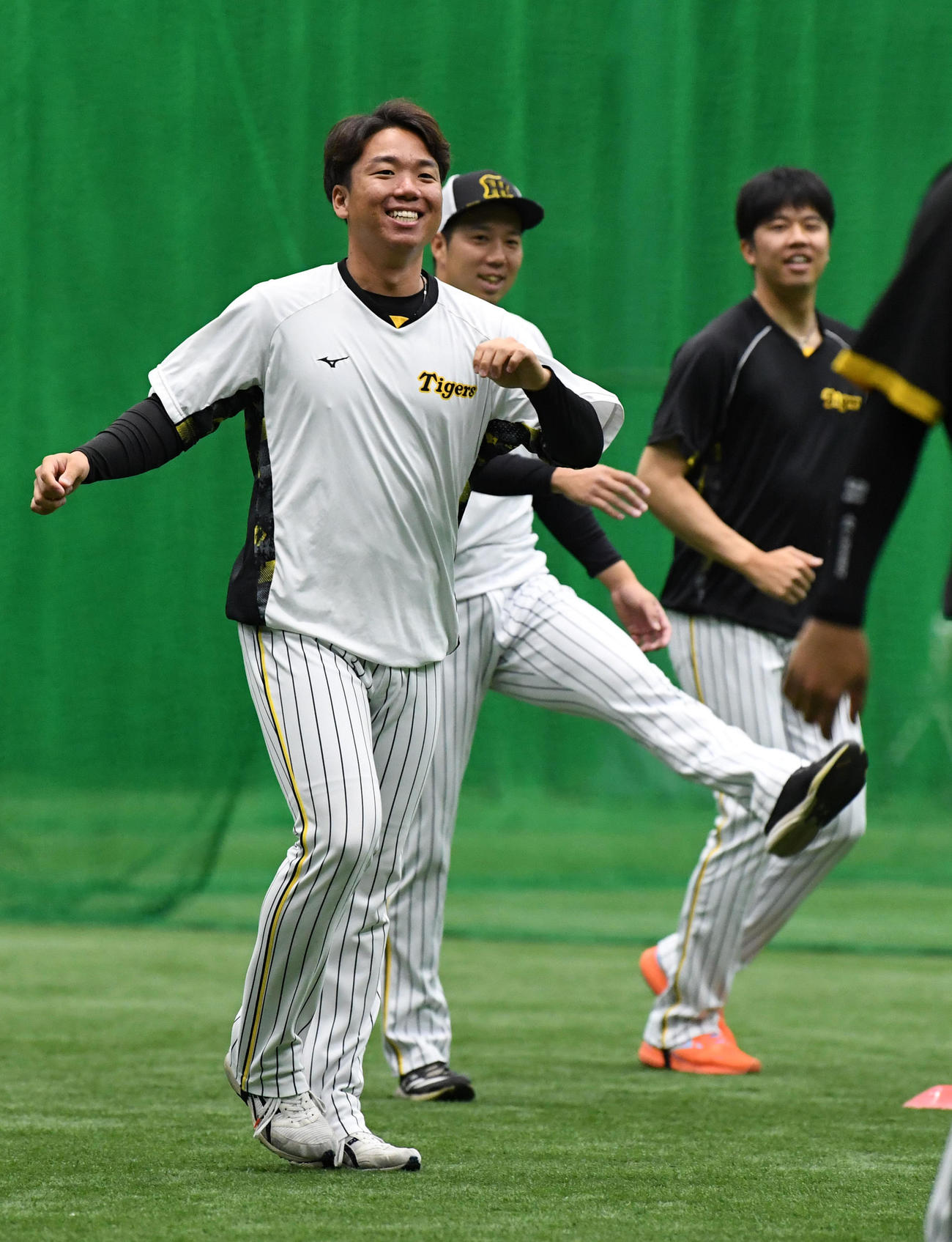 笑顔で練習を行う左から村上、青柳、才木（撮影・前岡正明）