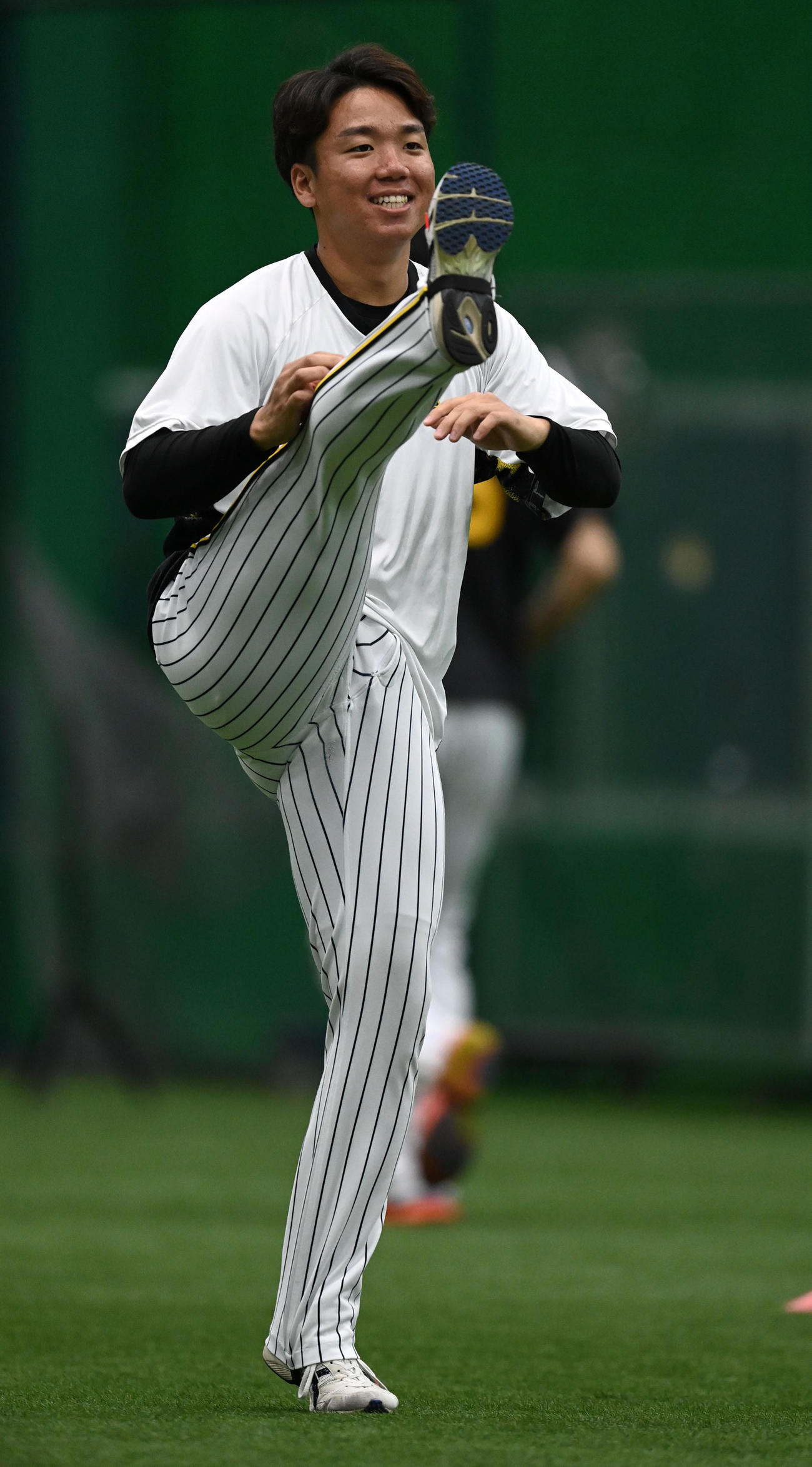笑顔で練習を行う村上（撮影・前岡正明）
