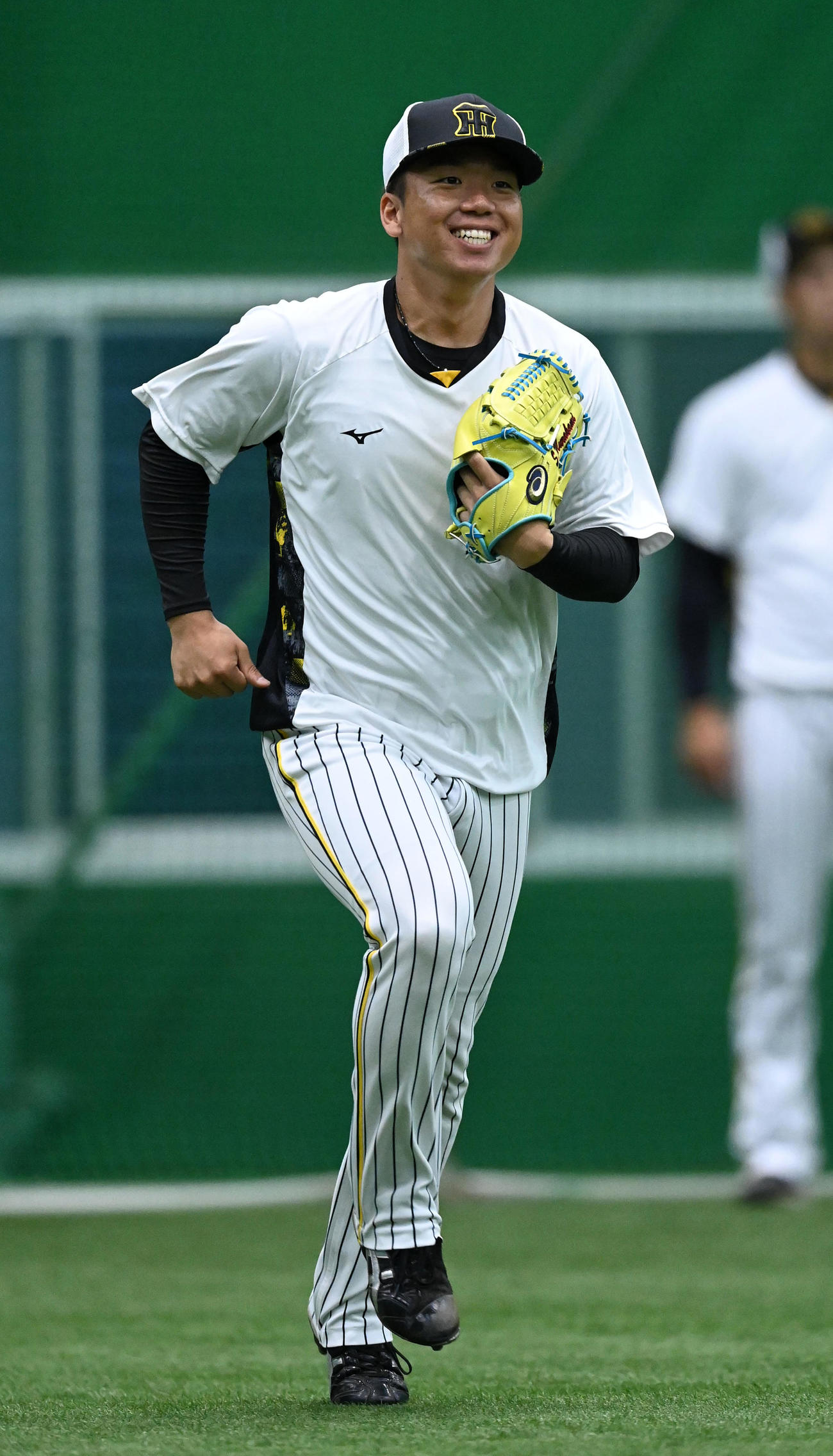 笑顔で練習を行う村上（撮影・前岡正明）