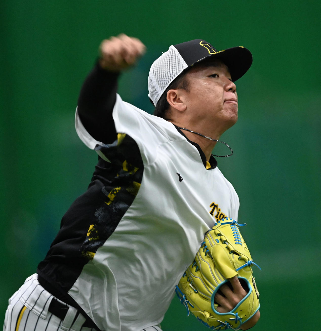 キャッチボールを行う村上（撮影・前岡正明）