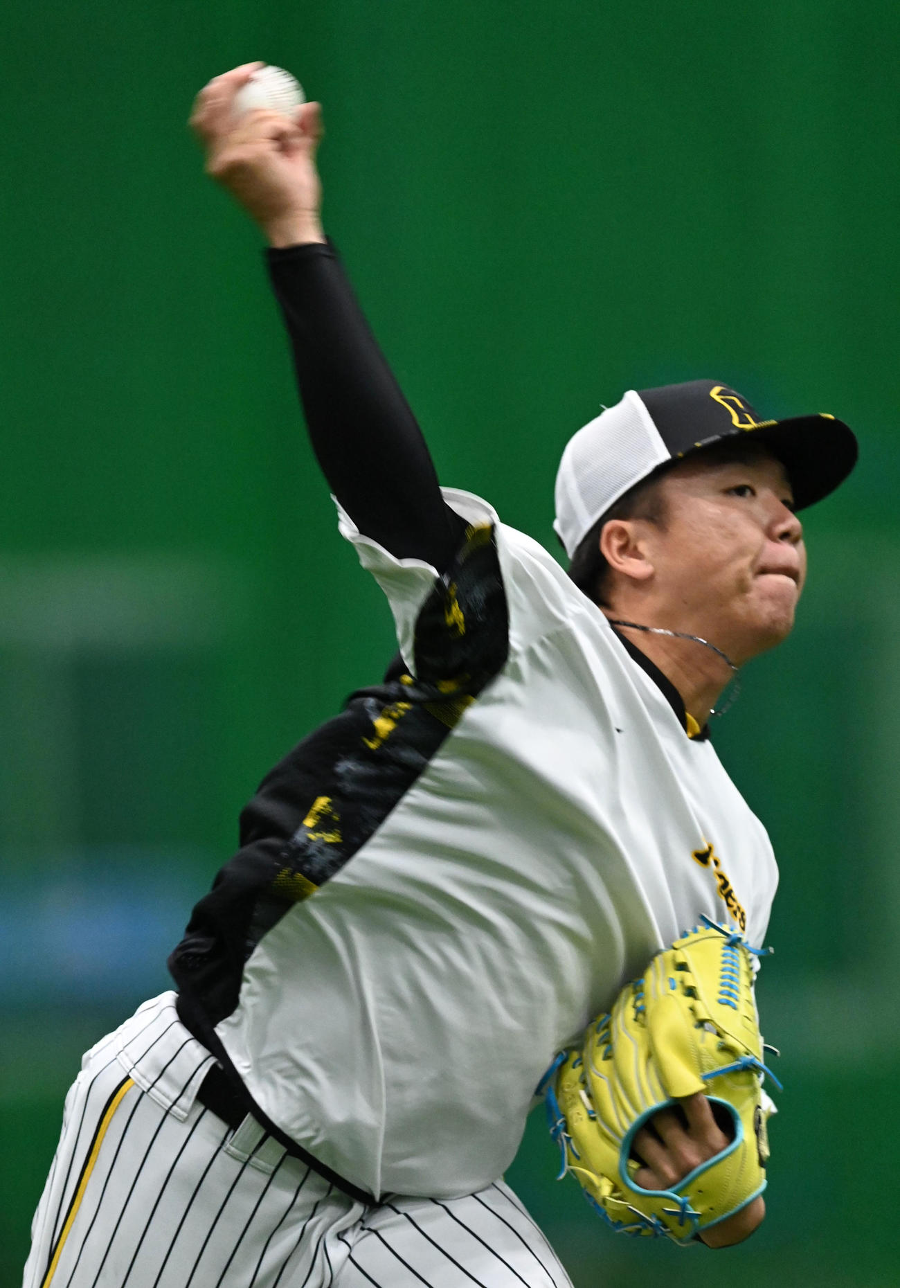キャッチボールを行う村上（撮影・前岡正明）