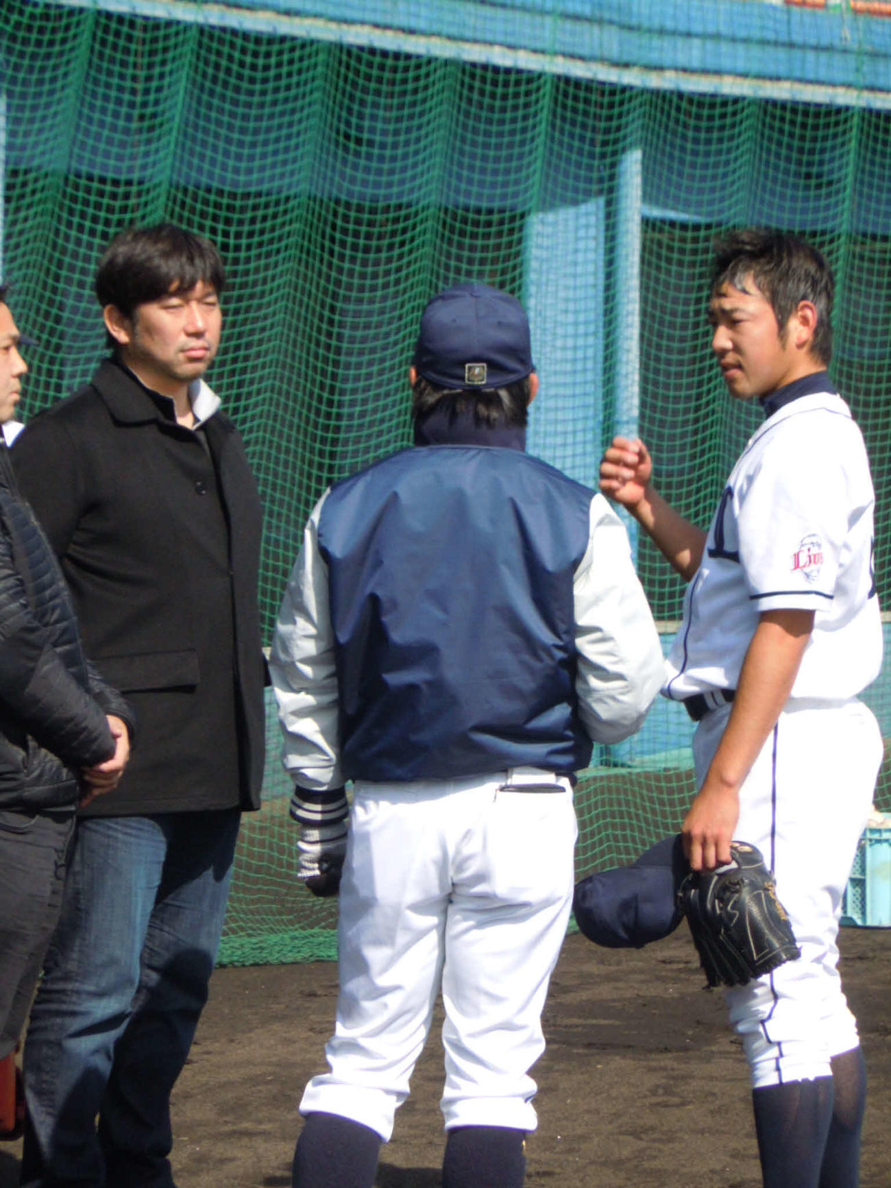 野茂英雄氏（左）にあいさつする西武菊池。背中は清川コーチ（2014年2月11日撮影）