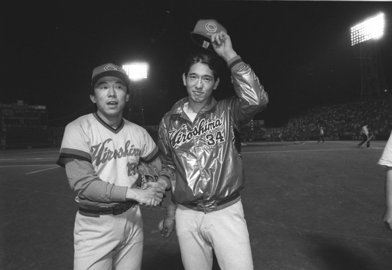 広島・清川栄治さん（左）と握手する川口和久（右）＝1988年5月、平和台球場
