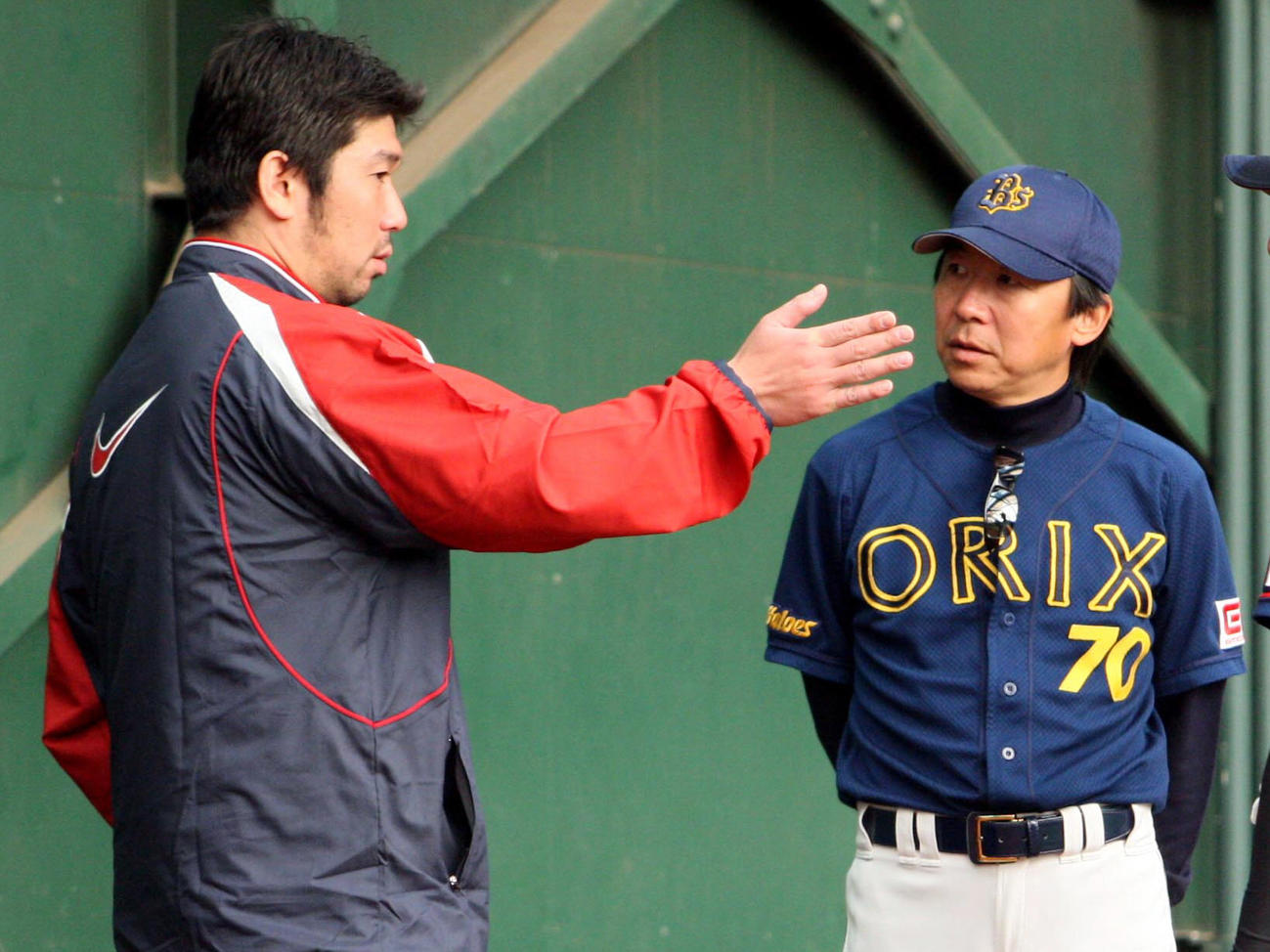 清川栄治さん（右）と野茂英雄氏＝2008年11月12日、高知東部球場