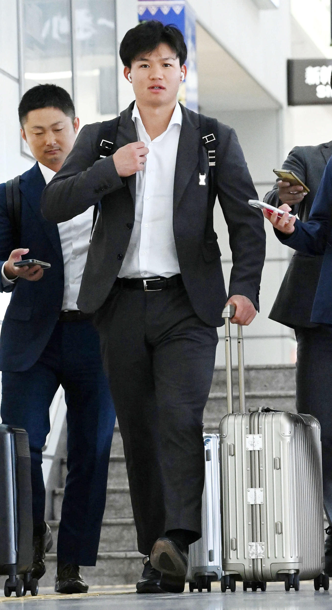 中日戦のため豊橋駅に到着した森下翔太（撮影・前岡正明）