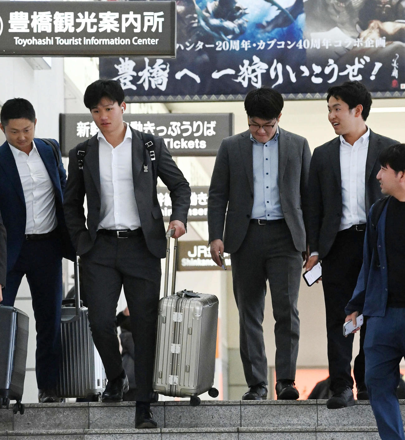 中日戦のため豊橋駅に到着した阪神森下（左から2人目）（撮影・前岡正明）