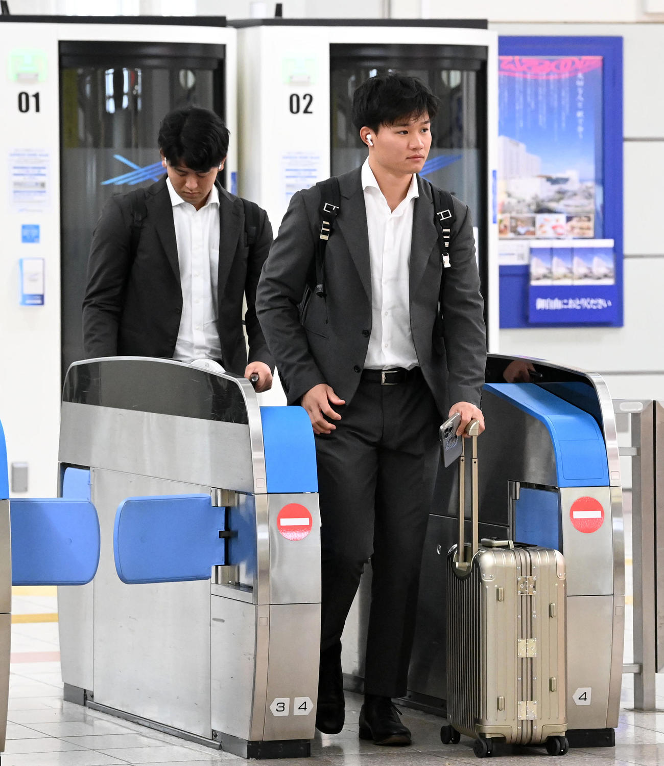 中日戦のため豊橋駅に到着した森下（右）。奥は岡留（撮影・前岡正明）