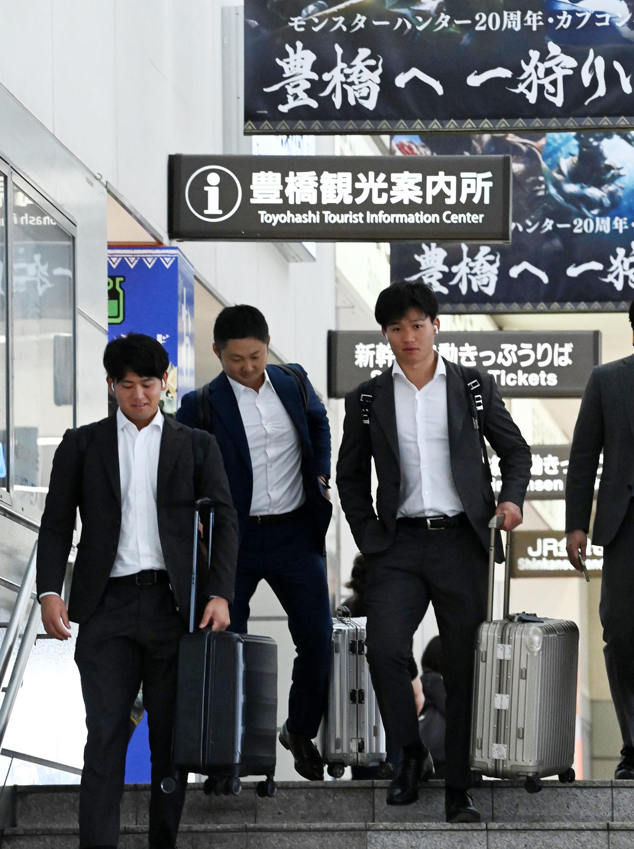 中日戦のため豊橋駅に到着した森下翔太（右）。左は岡留（撮影・前岡正明）