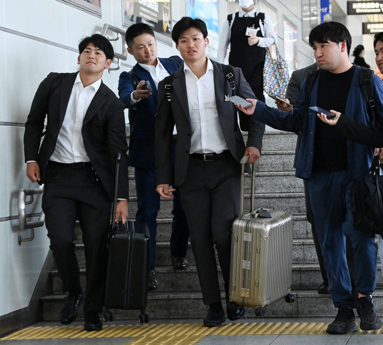 中日戦のため豊橋駅に到着した森下（中央）と岡留（左）（撮影・前岡正明）