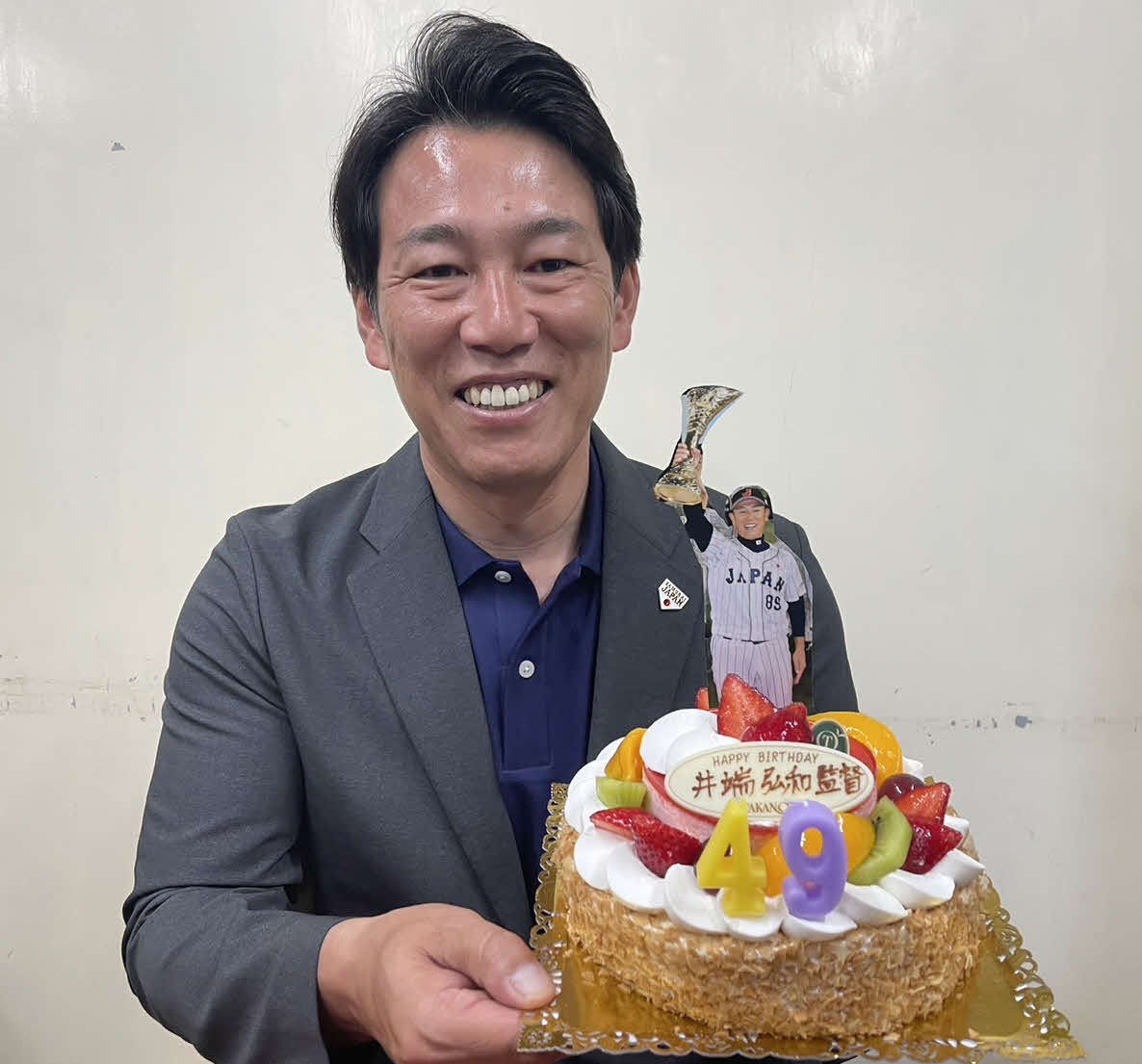 報道陣から誕生日ケーキを贈られ笑顔の侍ジャパン井端監督