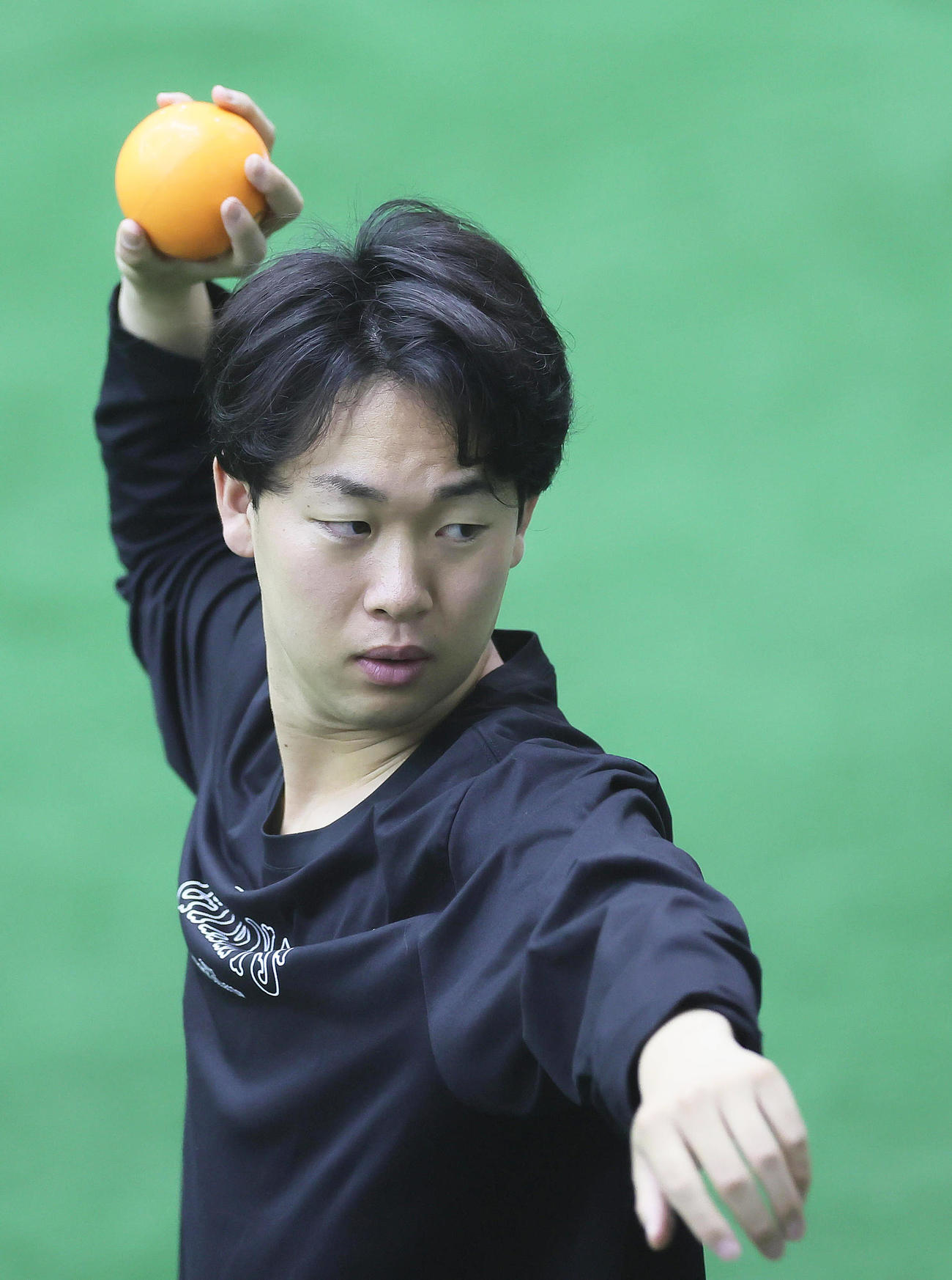 室内練習場で調整する巨人山崎伊（撮影・足立雅史）