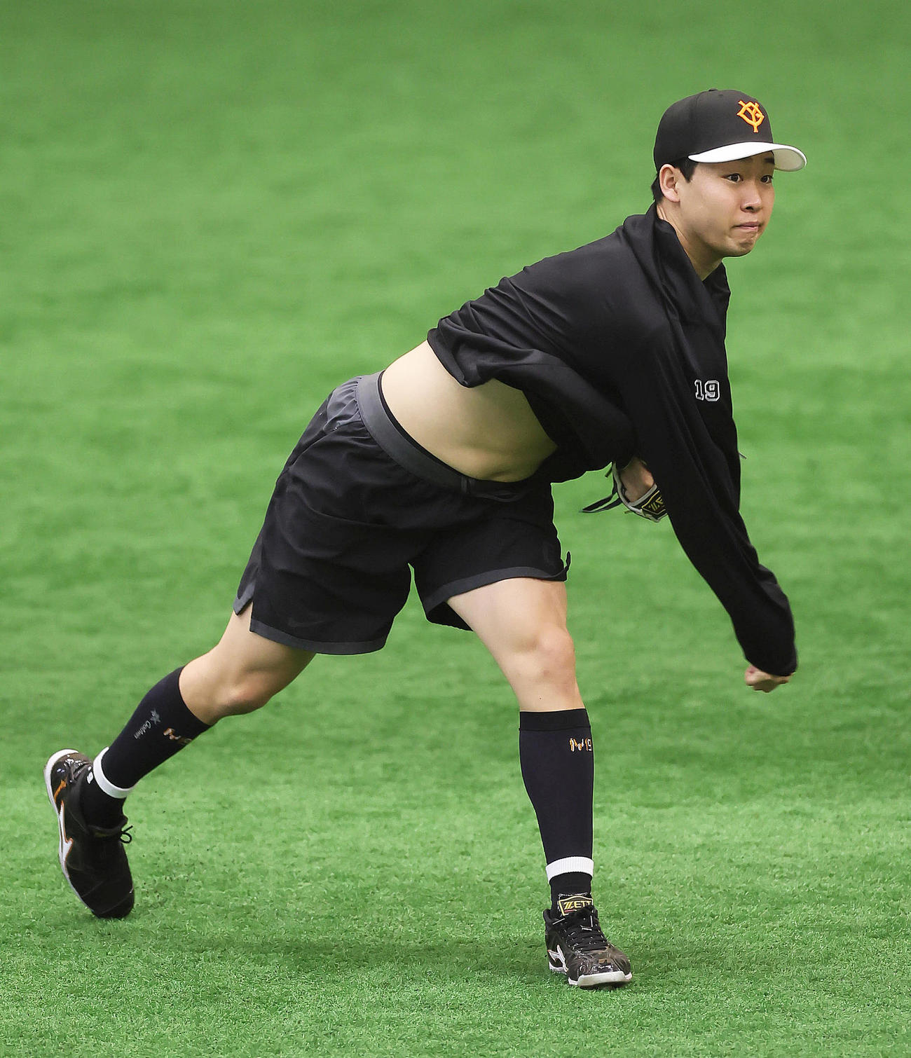 キャッチボールで調整する巨人山崎伊（撮影・足立雅史）