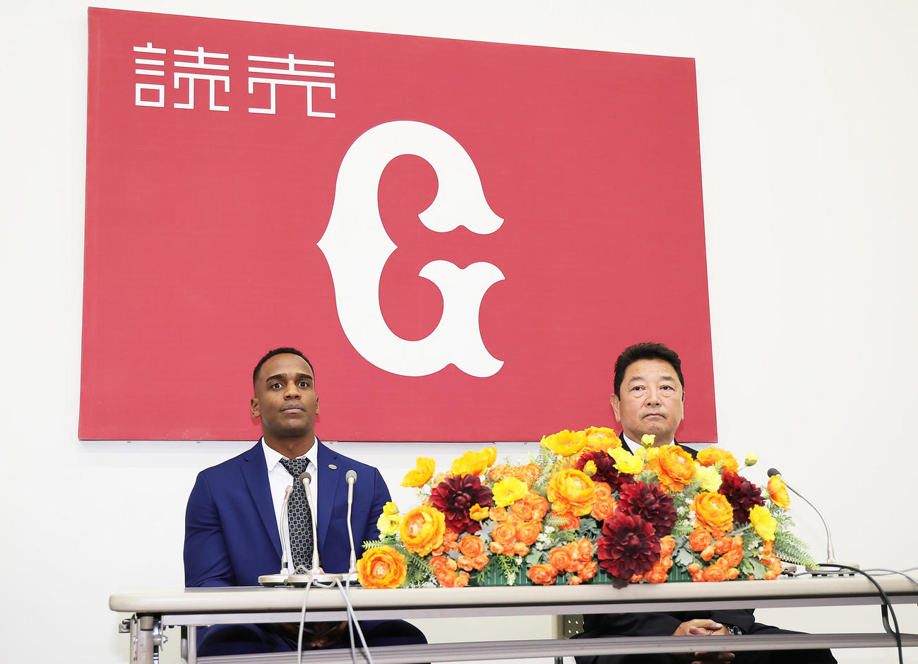 巨人入団会見に臨むのヘルナンデス（左）。右は吉村編成本部長（撮影・足立雅史）