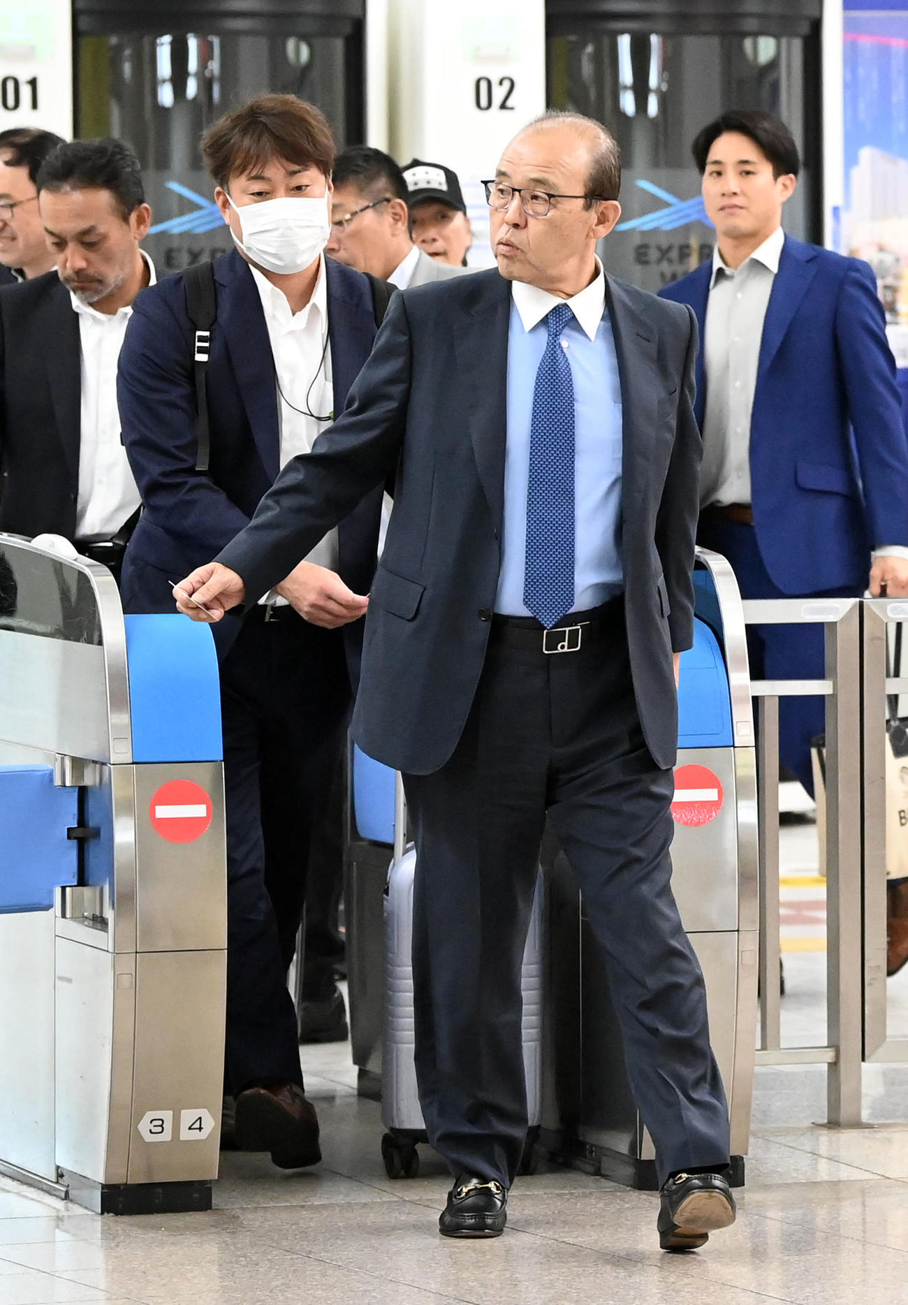 中日戦のため豊橋駅に到着した岡田監督（撮影・前岡正明）