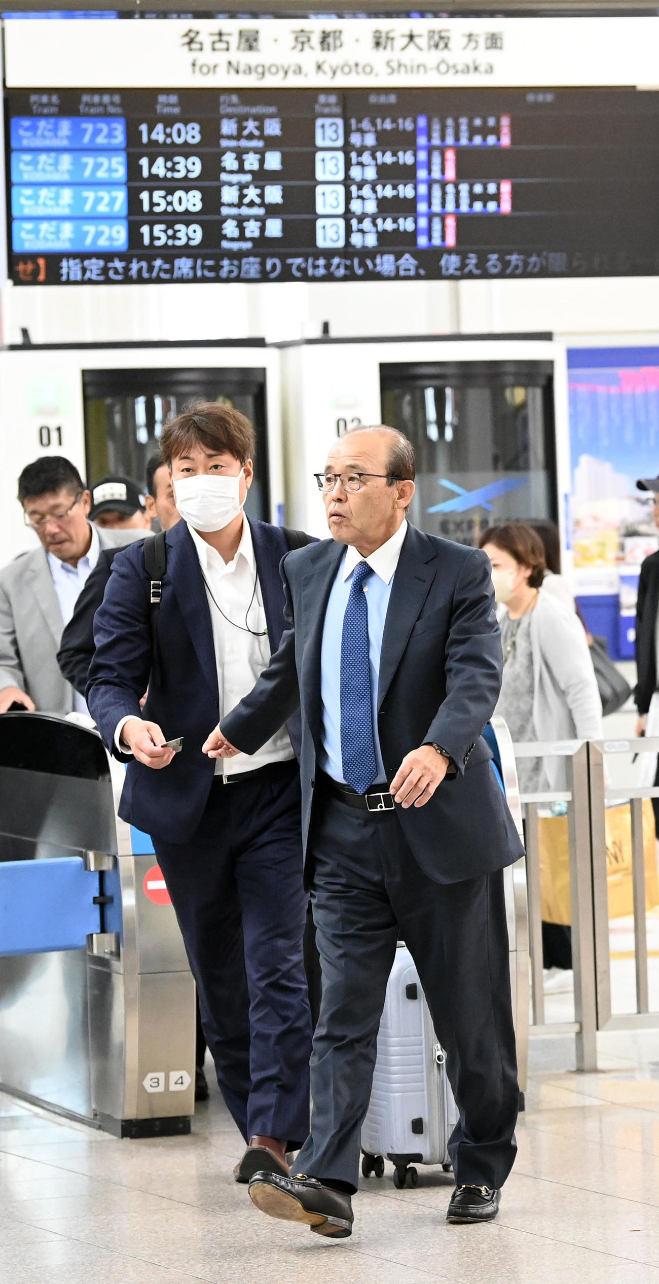 中日戦のため豊橋駅に到着した岡田監督（撮影・前岡正明）