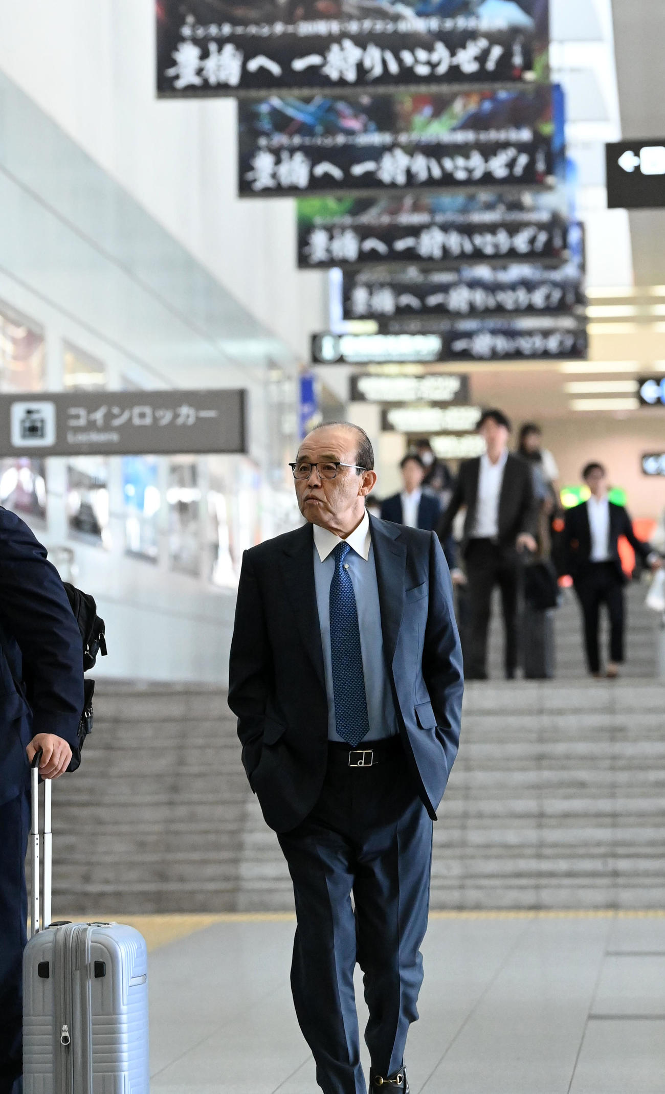 中日戦のため豊橋駅に到着した岡田監督（撮影・前岡正明）