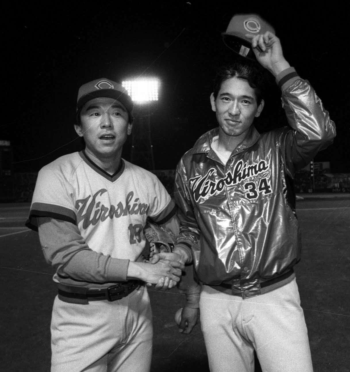 88年、川口和久（右）と握手する清川さん