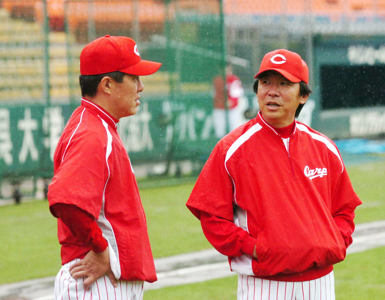 06年、佐々岡（左）と話す清川さん