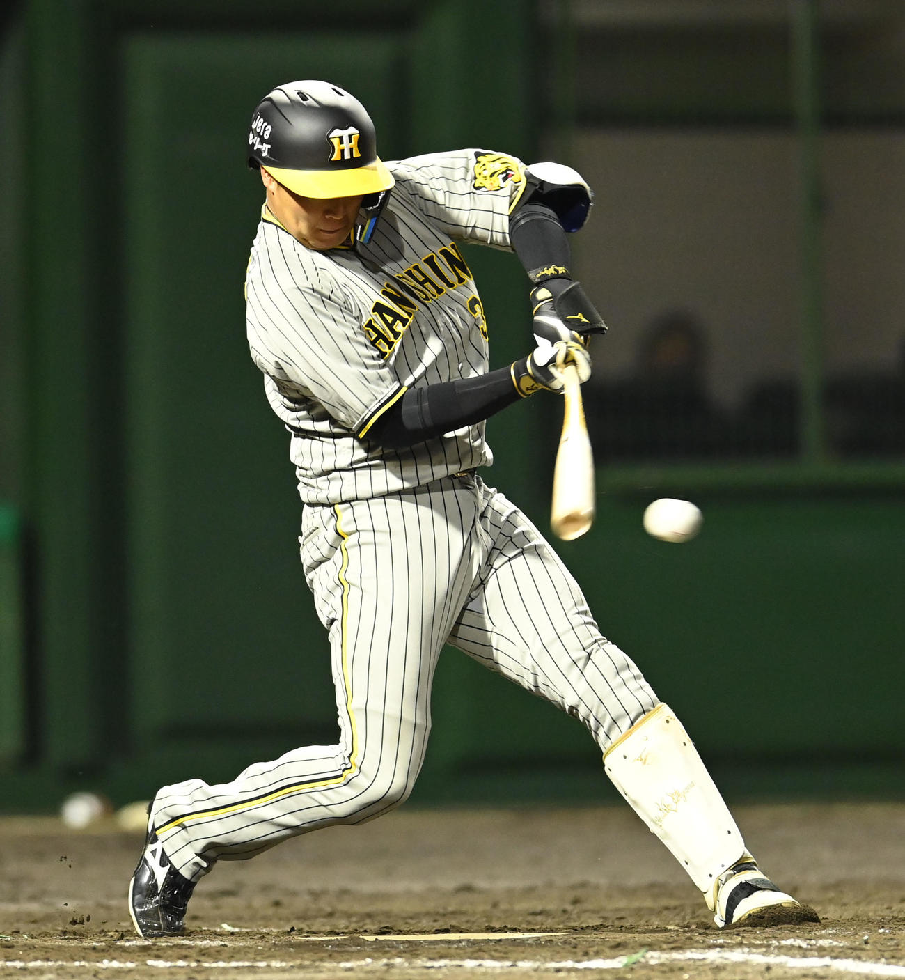 23年5月16日、中日対阪神（豊橋）　5回表阪神無死一、二塁、左前適時打を放つ大山悠輔