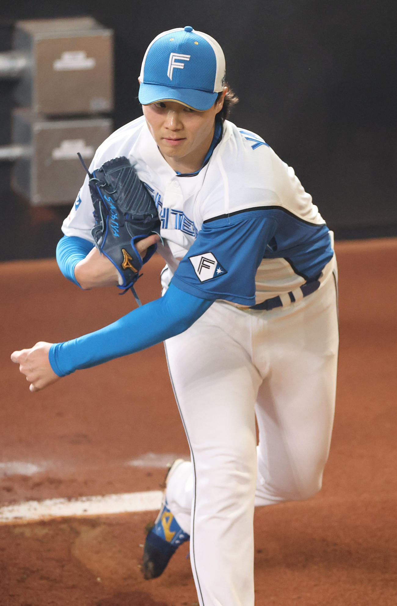 5月12日、ブルペンで投球練習をする日本ハム山崎