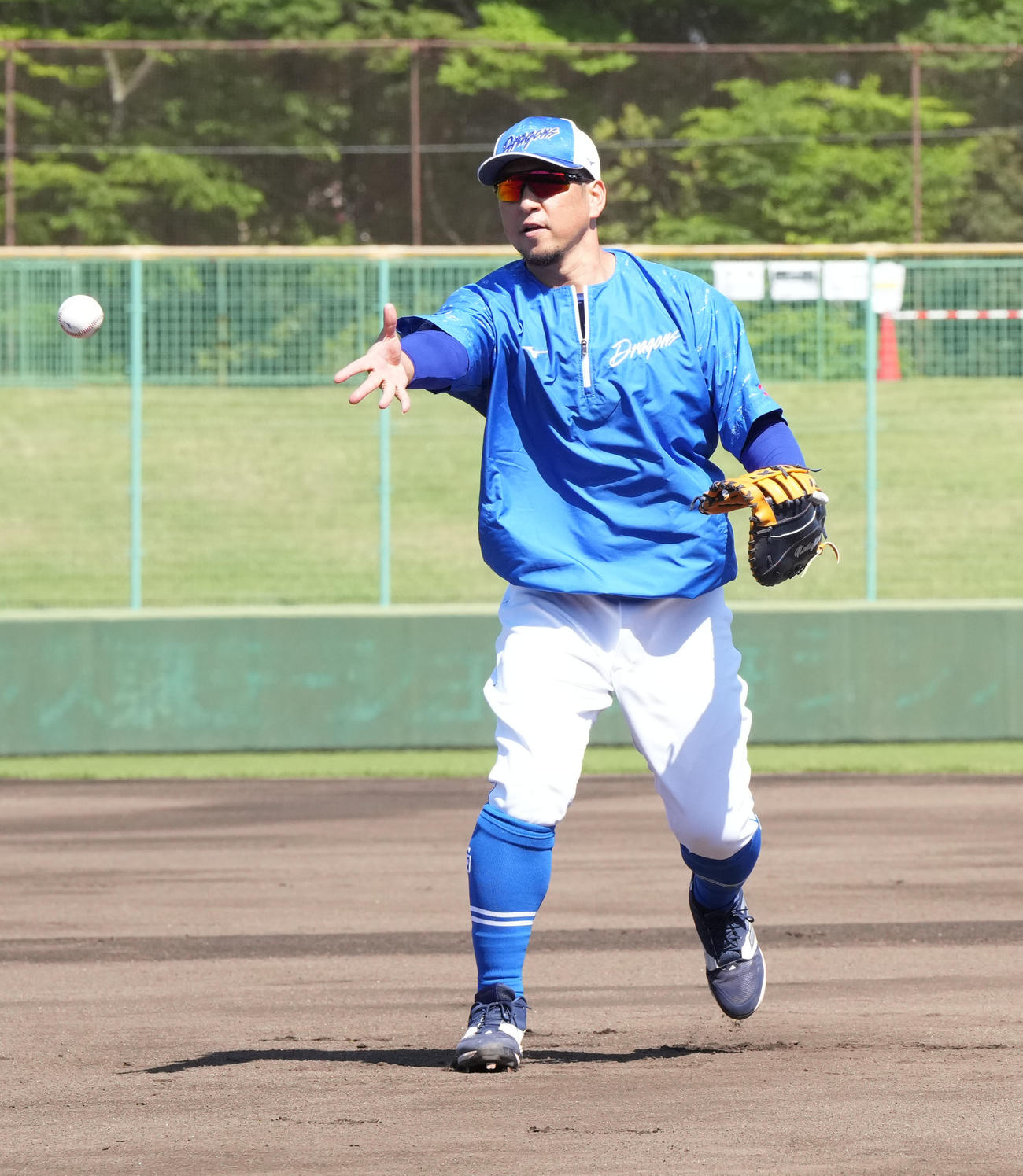 中日対阪神　試合前、ノックを受ける中日中島（撮影・森本幸一）