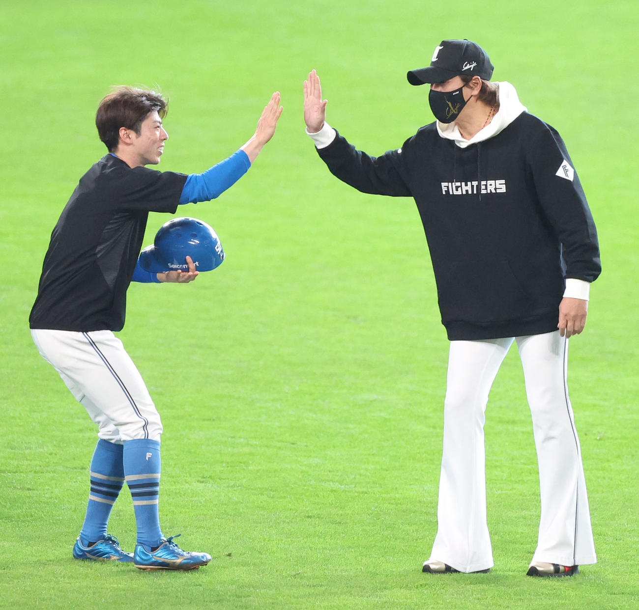 日本ハム対西武　試合前、ハイタッチする日本ハム五十幡（左）と新庄監督（撮影・佐藤翔太）