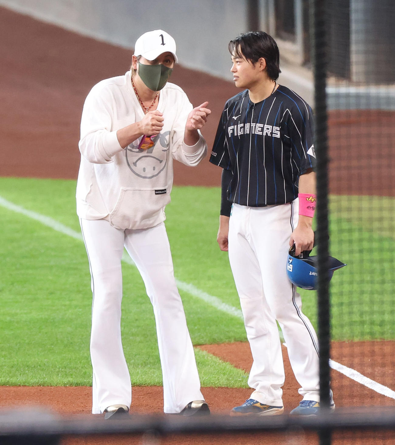 会話する日本ハム新庄監督（左）と田宮（2024年5月12日撮影）
