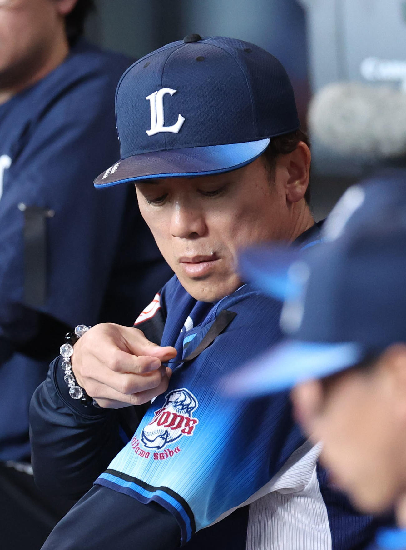 日本ハム対西武　他界した西武投手育成アドバイザーの清川氏への弔意を表し喪章をつける松井監督（撮影・佐藤翔太）