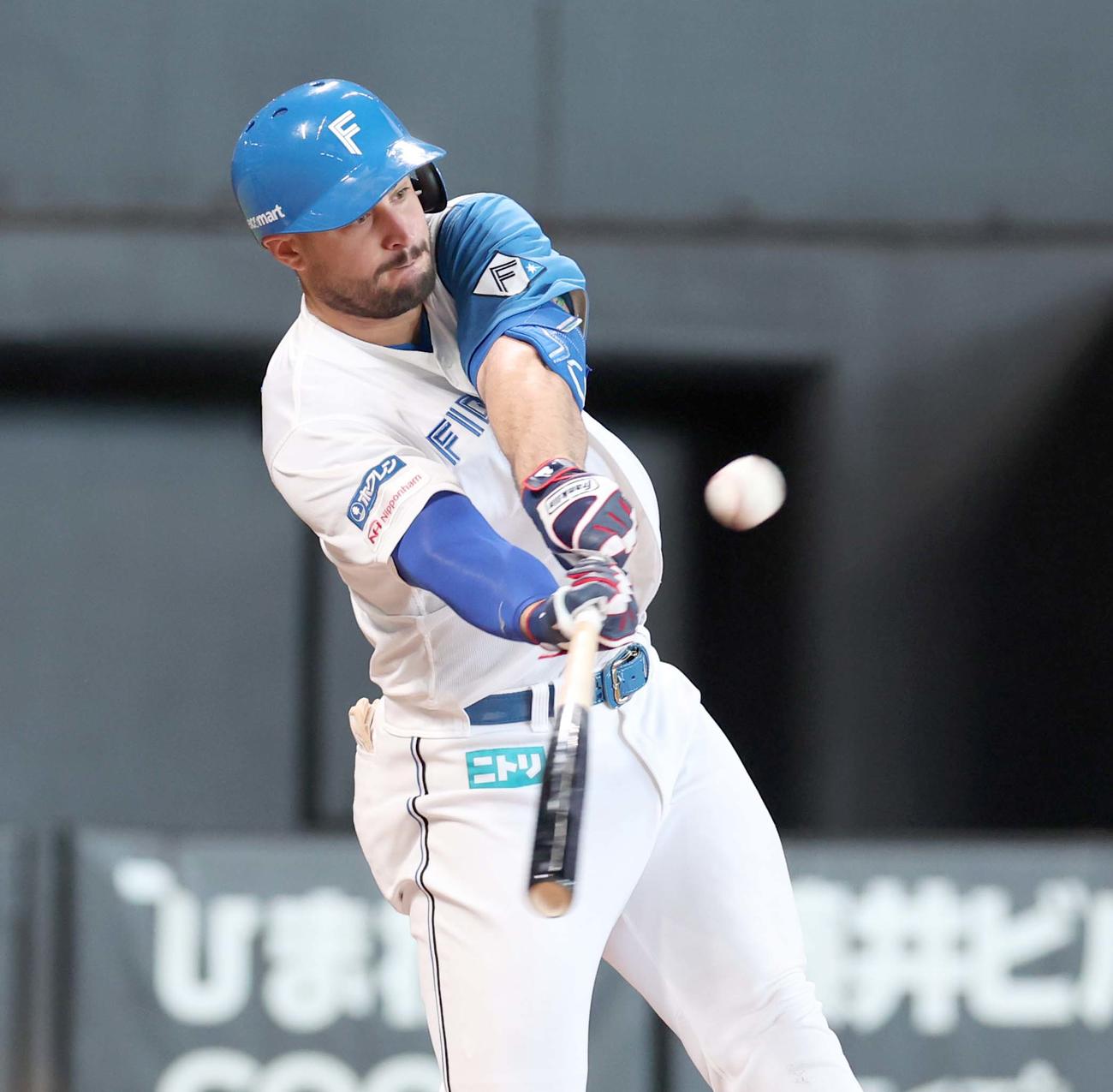 日本ハム対西武　3回裏日本ハム2死一塁、右翼線に適時三塁打を放つマルティネス（撮影・黒川智章）