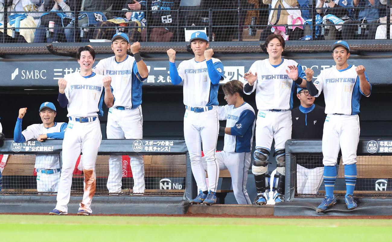日本ハム対西武　3回裏日本ハム2死一塁、フェンス直撃の適時三塁打を放ったマルティネスに対してウエートトレーニングを促すポーズをするナイン（撮影・佐藤翔太）