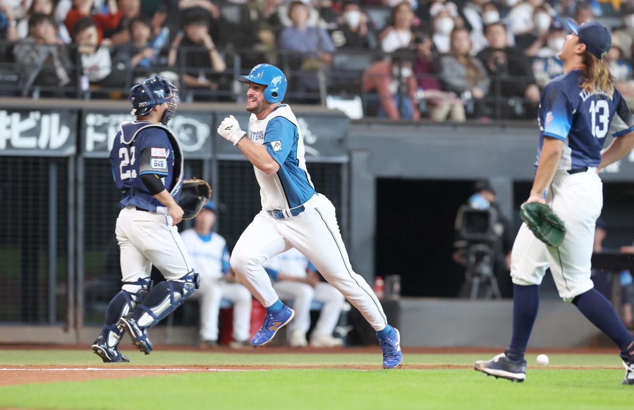 日本ハム対西武　3回裏日本ハム2死三塁、暴投で生還するマルティネス（撮影・黒川智章）