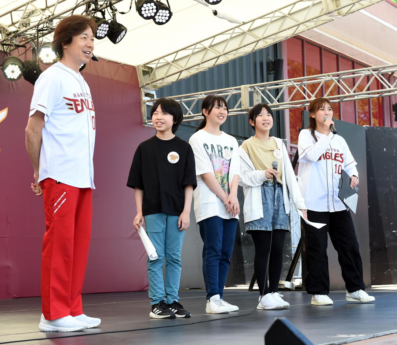 EAGLE STAGEでMC体験をした南材木町小の児童。左は体操の「ひろみちお兄さん」こと佐藤弘道（撮影・山田愛斗）