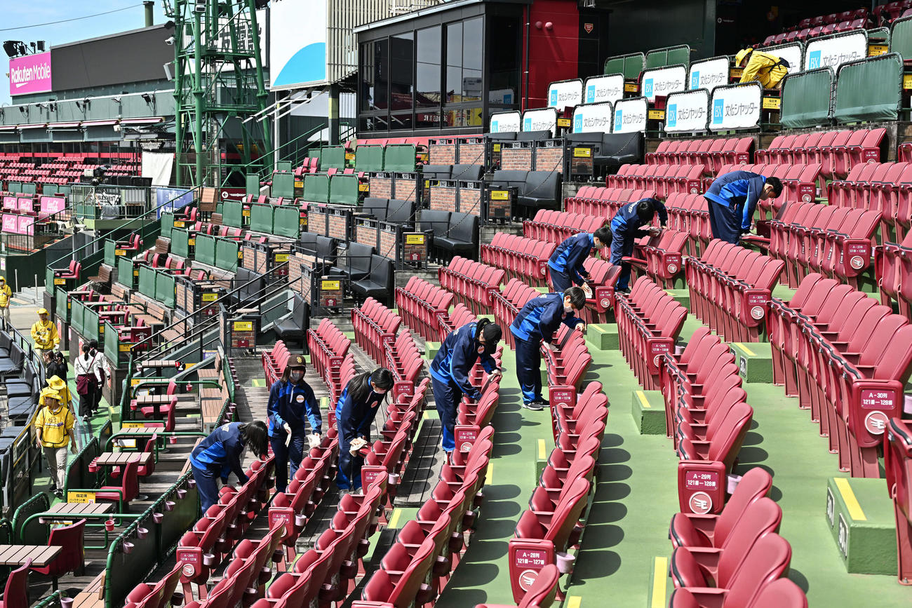 楽天対ソフトバンク　職場体験でスタンド席を拭く生徒たち（撮影・滝沢徹郎）