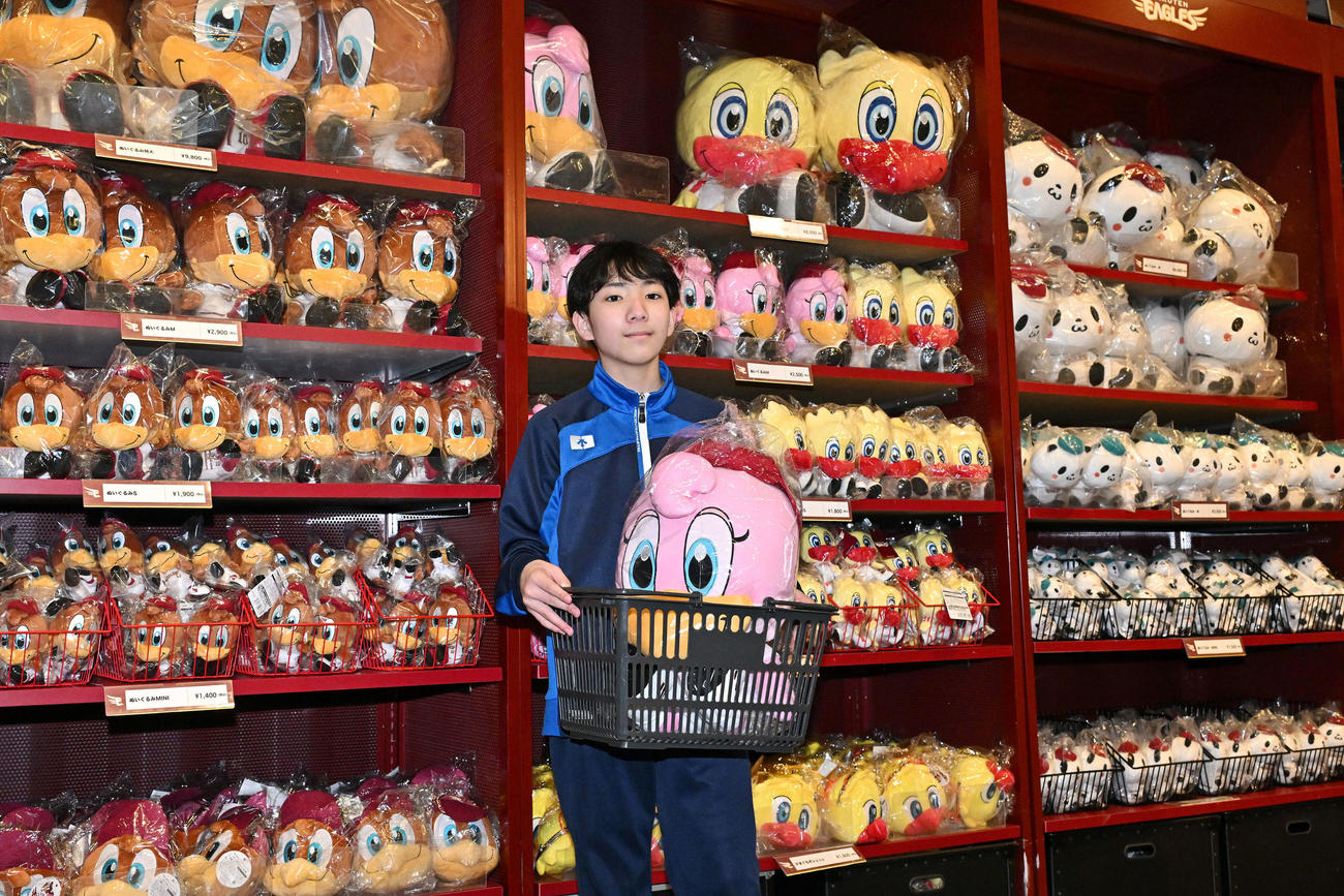 楽天対ソフトバンク　売店で場職場体験をした生徒（撮影・滝沢徹郎）