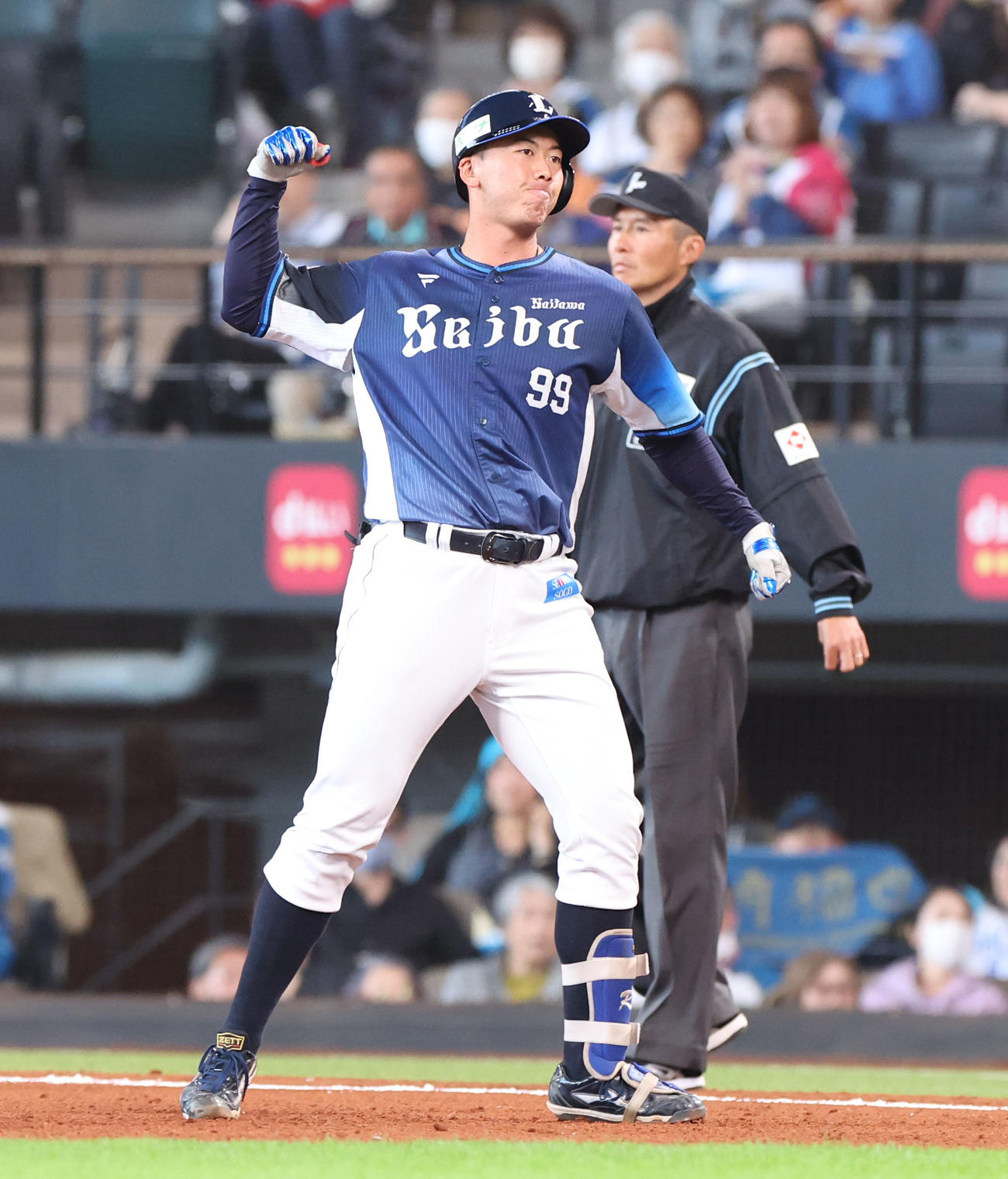 日本ハム対西武　4回表西武2死一、二塁、村田は中前適時打を放ちガッツポーズをする（撮影・佐藤翔太）