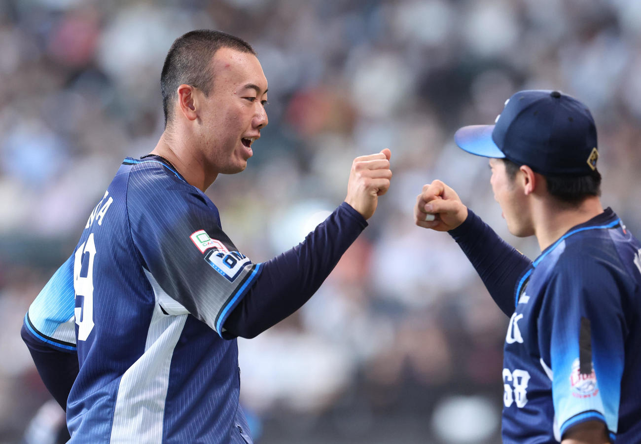 日本ハム対西武　4回表、村田（左）は中前適時打を放ちナインに出迎えられる（撮影・佐藤翔太）