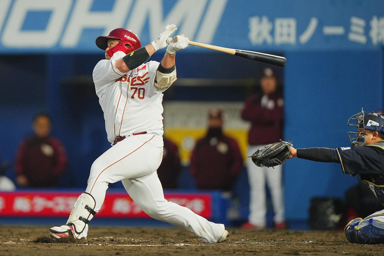 5月8日　楽天対オリックス　2回裏楽天1死一、二塁、右前適時打を放つ石原（撮影・垰建太）