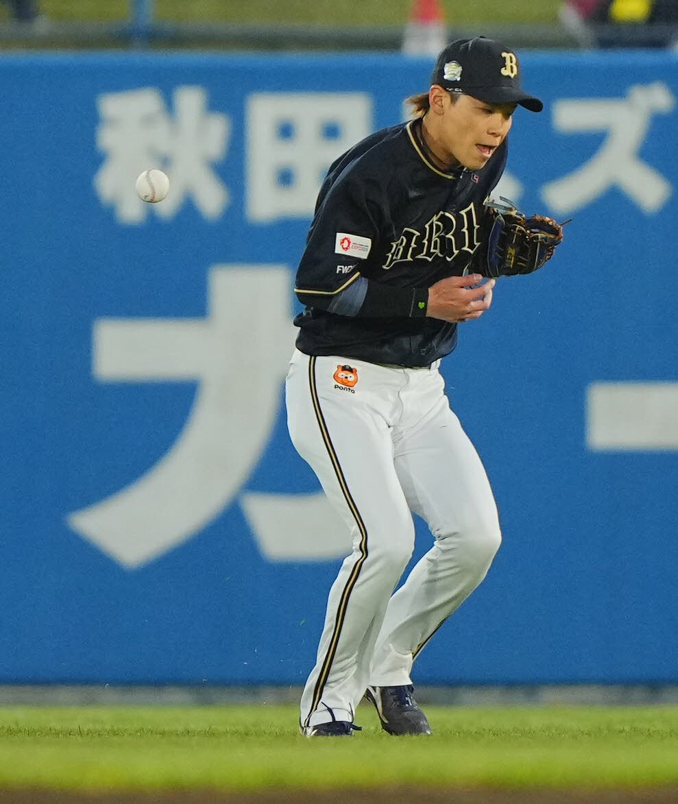 5月8日　楽天対オリックス　2回裏楽天1死一、二塁、石原の打球を逸らす中川（撮影・垰建太）