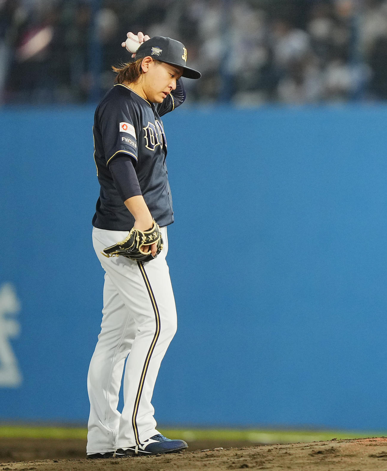 5月8日　楽天対オリックス　2回裏楽天1死一、二塁、石原に適時打を許しさえない表情の宮城（撮影・垰建太）